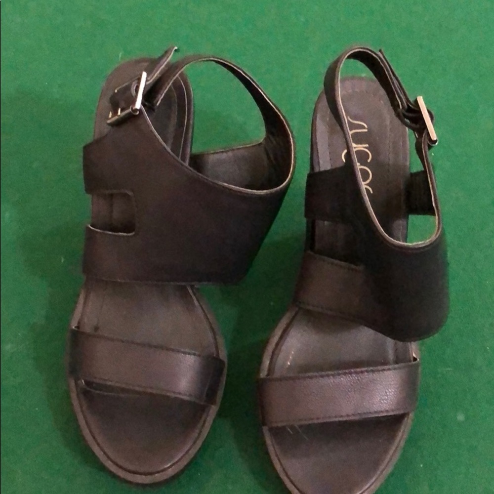 Black heeled sandal
